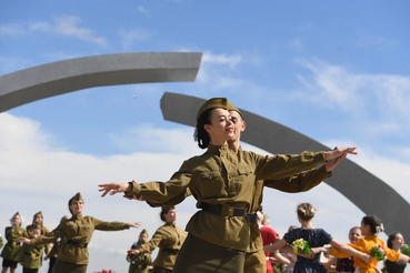 Ленинградцы готовятся петь военные песни и танцевать победный вальс